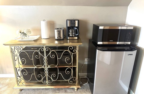 Bethlehem House | Private Luxury Suite 2 Bed 1 Bath w/LR and Kitchenette! Remote Workspace