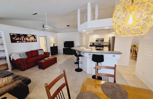 Sebastian Highlands House | ☆☀︎❀Private Oasis! Heated Pool, Fenced Yard, Poolside Bathroom, Mins to Beach!
