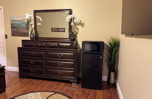 Westside House | Private Retreat at Gated Estate. 2BD/1BA Suite.