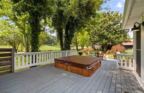 Thompson's Station House | Private Retreat Burwood 8 acres Hot Tub Fire pit