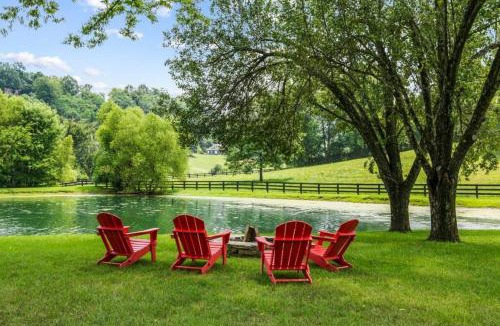 Thompson's Station House | Private Retreat Burwood 8 acres Hot Tub Fire pit