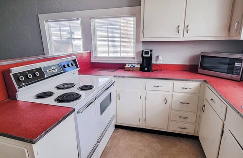Eastman Cottage | Private Room in The Cottage on 5th in Downtown Eastman