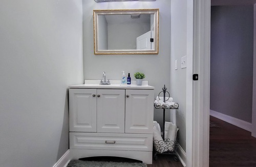 Eastman Cottage | Private Room in The Cottage on 5th in Downtown Eastman