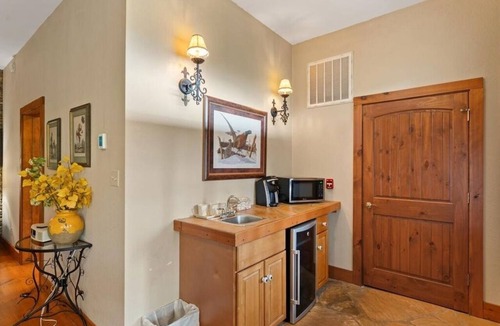 Townsend Hotel | Provence - King Suite With Private Deck Mountain Views And Breakfast