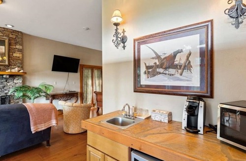 Townsend Hotel | Provence - King Suite With Private Deck Mountain Views And Breakfast