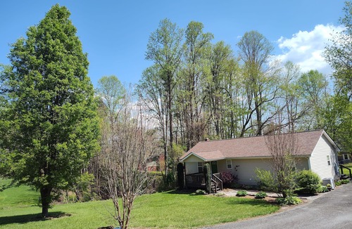 Fletcher House | Prvt quiet home Best Location WNC AgCntr,Arprt,DT AVL,waterfalls,hiking & more