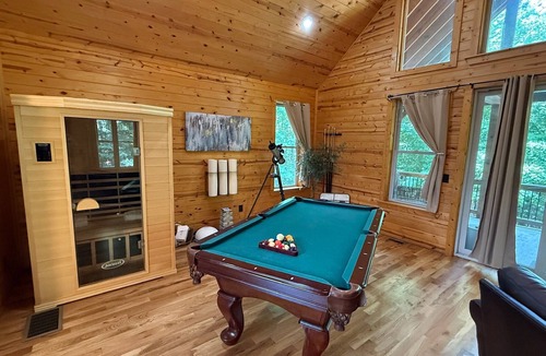 Cleveland Cabin | Pure Gold-Voted Top New Design Super Luxury and Private