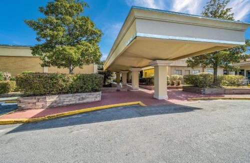 Statesboro Hotel | Quality Inn & Suites Conference Center Statesboro Historic District