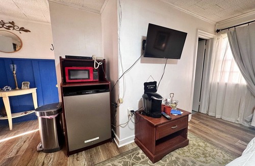 Chesterfield Apartment | Queen Bed Non-Smoking