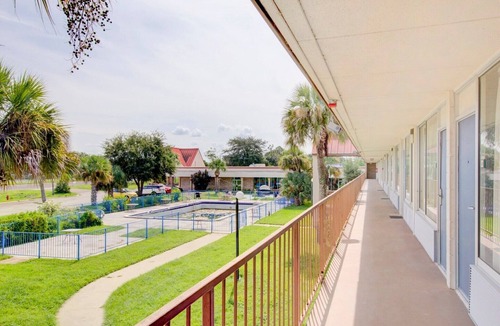 Haines City Apartment | Queen Bed Non Smoking|Dundee
