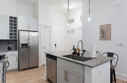 Second Ward Apartment | Queen City Luxe | Free Parking, Pool, Central