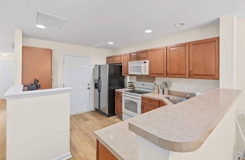 Charleston House | Queen Kelsey-Mins From Credit One-Pet Friendly
