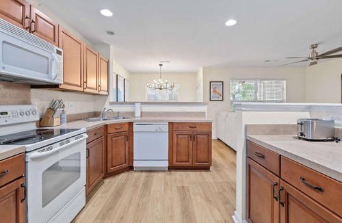 Charleston House | Queen Kelsey-Mins From Credit One-Pet Friendly