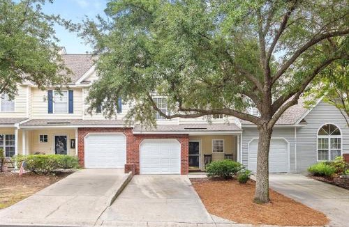 Charleston House | Queen Kelsey-Mins From Credit One-Pet Friendly