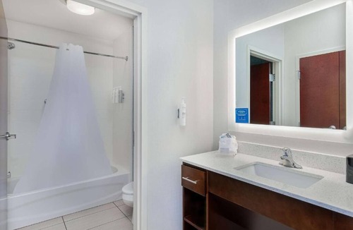 Sandy Springs Hotel | Queen Studio Escape – Free Breakfast, Shuttle & Pool (near Perimeter Mall)