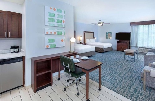 Sandy Springs Hotel | Queen Studio w/Free Breakfast, Indoor Pool, & Gym Near Perimeter Mall