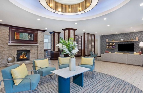 Sandy Springs Hotel | Queen Studio w/Free Breakfast, Indoor Pool, & Gym Near Perimeter Mall