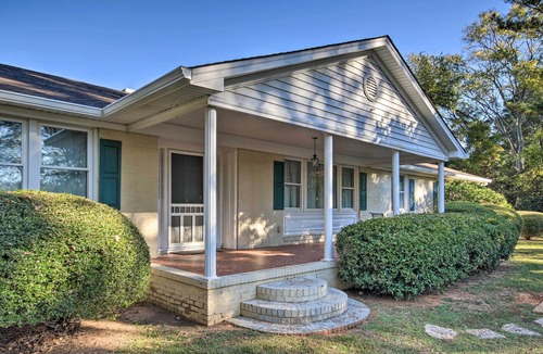 Columbia Cottage | Quiet Columbia Home w/ Fire Pit & Pool Table!