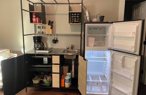 Feiler Park - Hussars Terrace - Dittmerville Apartment | Quiet Midtown Studio, Private Entrance + Laundry