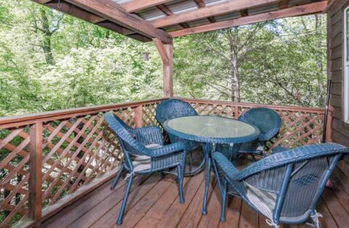 Lake Toxaway Cabin | Raccoon Loft - Secluded Cabin with Fire Pit and Pickleball