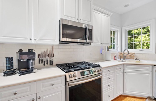 North Raleigh House | Raleigh Retreat: Mini Library, Fun Basement, EV, Surround Sound 85 in TV System