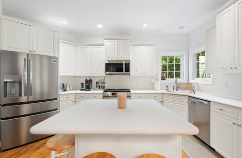 North Raleigh House | Raleigh Retreat: Mini Library, Fun Basement, EV, Surround Sound 85 in TV System