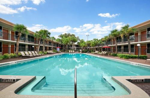 West Kissimmee Hotel | Ramada by Wyndham Kissimmee Gateway - Free Theme Park Shuttle