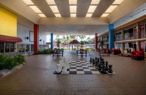 West Kissimmee Hotel | Ramada by Wyndham Kissimmee Gateway - Free Theme Park Shuttle