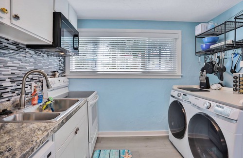 South Peninsula Historic District House | Rare Find 3 Bedroom, Ocean Steps Away, 3+ Parking, Walkable Restaurants