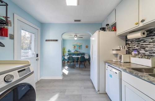 South Peninsula Historic District House | Rare Find 3 Bedroom, Ocean Steps Away, 3+ Parking, Walkable Restaurants