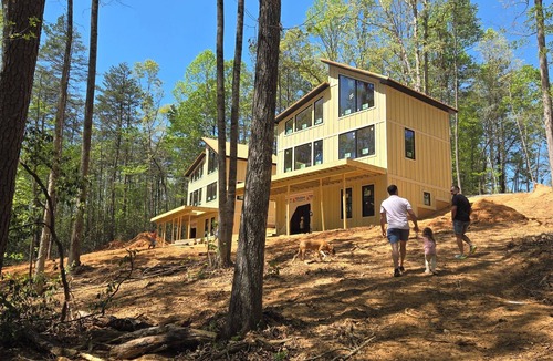 Pickens Cottage | Reconnect with nature and family in this one-of-a-kind stay at the Tableview.