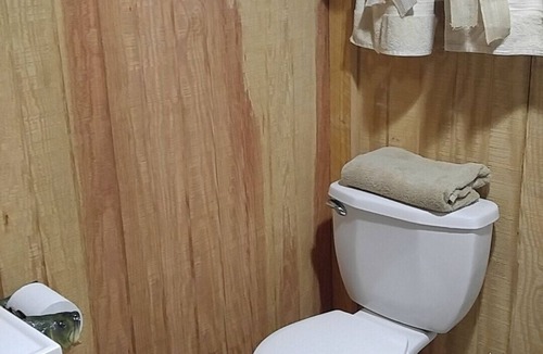 Statesboro Cabin | Red Fern Lodge Room 1