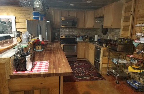 Statesboro Cabin | Red Fern Lodge Room 6