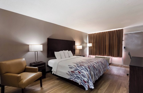 West Columbia Hotel | Red Roof Inn Columbia, SC Airport