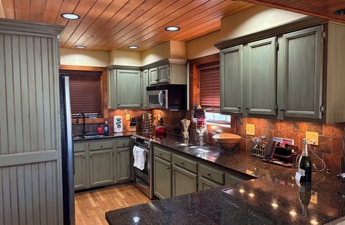 Mirror Lake Cabin | Red Top Treehouse Cabin in Mirror Lake and minutes to downtown-Dog Friendly!