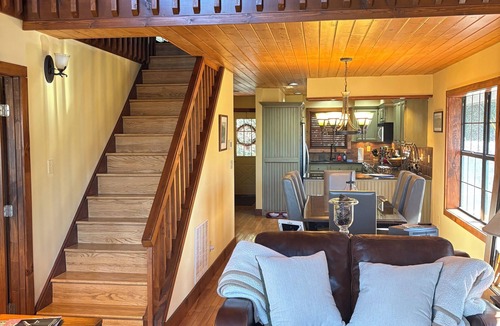 Mirror Lake Cabin | Red Top Treehouse Cabin in Mirror Lake and minutes to downtown-Dog Friendly!