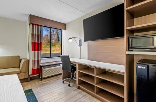 Statesville Hotel | Refresh in Sleek Guestroom Near Twin Oaks Golf Course - 4 mi | Free Breakfast