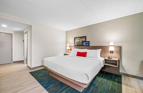 Statesville Hotel | Refresh in Sleek Guestroom Near Twin Oaks Golf Course - 4 mi | Free Breakfast