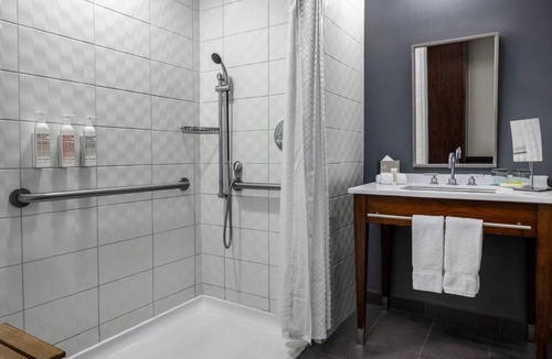Dunwoody Hotel | Refreshing Stay | 2 King Beds | Pool | Near Chattahoochee Nature Center