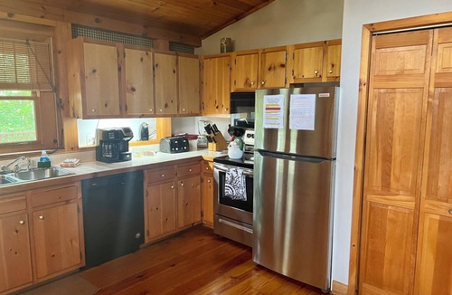 Spencer House | Relax and enjoy at this 2.5 B/2B cabin with hot tub by Fall Creek Falls Park