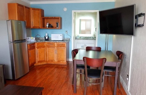 June Park House | Relax and Recharge! Free Breakfast, Free Parking, Pool!