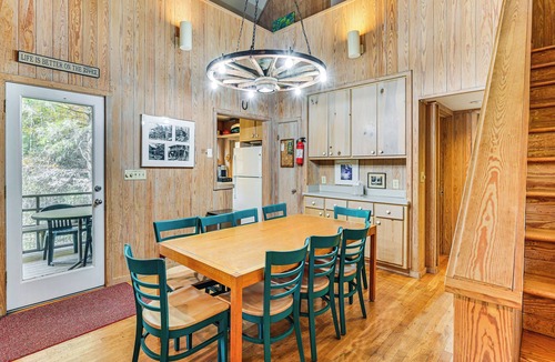 Marietta Cabin | Relax Creekside: Forest-View Gem in Marietta!