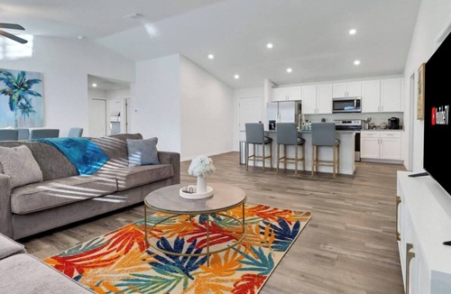 Mariner House | Relax & Enjoy the Sun in Heated Salt Water Pool & Large Screen In Patio!