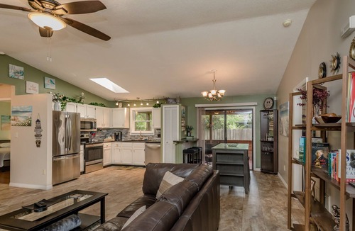Sebastian Highlands House | 🍹🌞 Relax In Paradise! Fenced, Wi-Fi, TV, Near Beaches, Boat Parking!