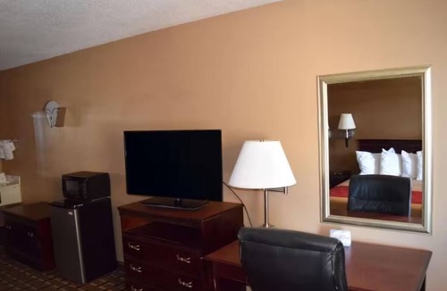 Richburg Hotel | Relax in Spacious Room w/Microwave, Fridge + Tea/Coffee Maker – Stress-Free