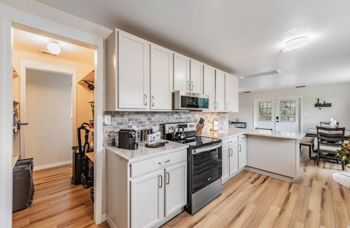 Durant Cottage | “Relax & Recharge in a Private Countryside Cottage with Fire Pit, Laundry, & Gym