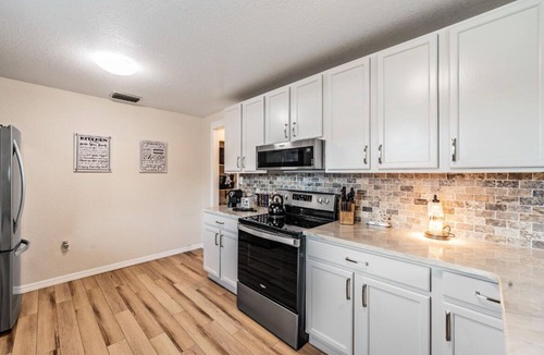 Durant Cottage | “Relax & Recharge in a Private Countryside Cottage with Fire Pit, Laundry, & Gym