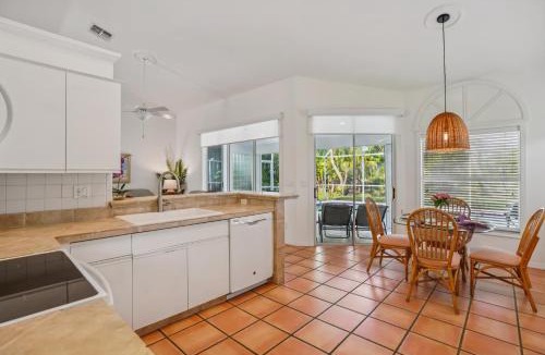 Crown Pointe House | Relaxed Tropical NAPLES Retreat 5 mi to Beach home