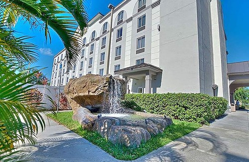 Orlando Hotel | Relaxing 2-Unit Orlando Stay w/Pool Access & Free Breakfast, 4 Miles to Airport