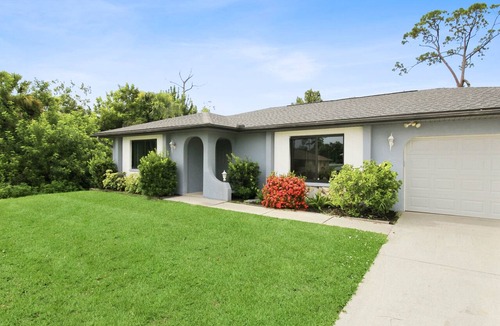 Port Charlotte House | Relaxing 2BR - Pool home close to attractions - Charlotte's Dream